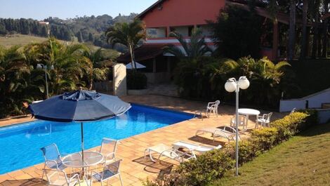 Sitio destinado al ocio, muy verde.