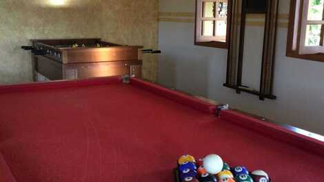 Sitio destinado al ocio, muy verde.