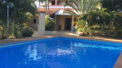 Sitio destinado al ocio, muy verde.