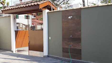 Entrada com a  ducha ao lado. Portões e.muros altos com concertina p total segurança.