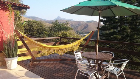 Cadeiras, mesas e guarda sol 