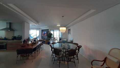 Apartamento de 04 habitaciones frente al mar