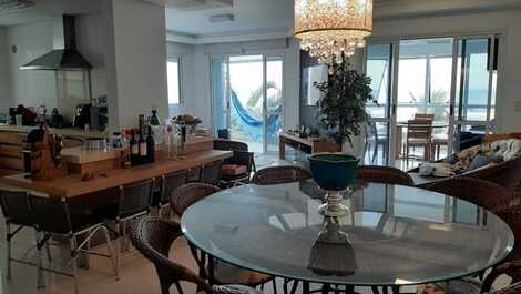 Apartamento de 04 habitaciones frente al mar