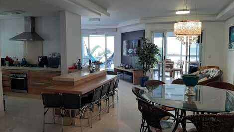 Apartamento de 04 habitaciones frente al mar