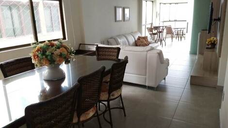 Apartment with 03 bedrooms facing the sea