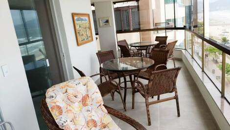 Apartment with 03 bedrooms facing the sea