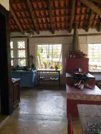 Cozinha c fogão a lenha