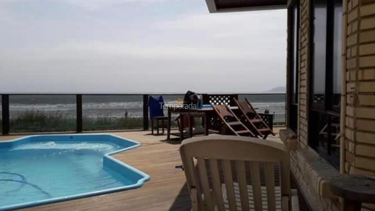 Casa para aluguel de temporada em Bombinhas (Praia de Bombas)