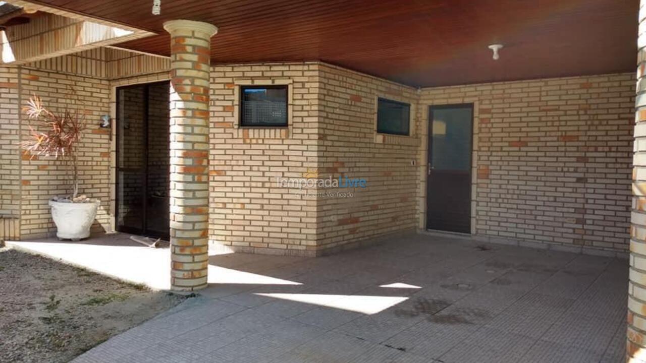 Casa para aluguel de temporada em Bombinhas (Praia de Bombas)