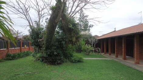Linda casa térrea com AC nos 3 quartos