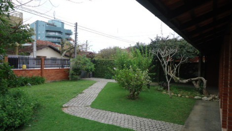 Linda casa térrea com AC nos 3 quartos