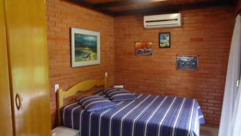 Linda casa térrea com AC nos 3 quartos