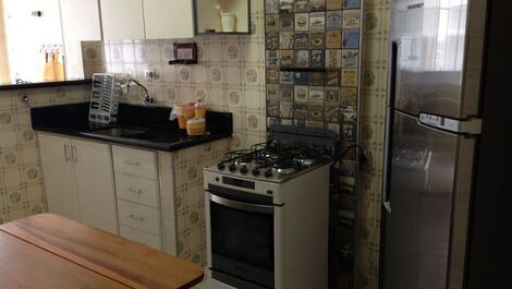 Cozinha com geladeira inox