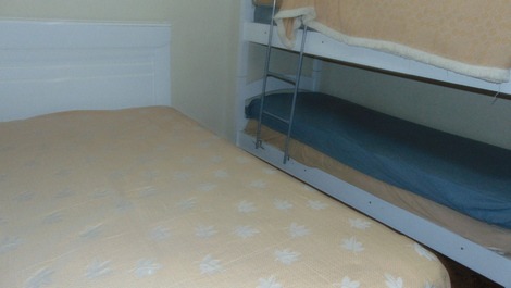 Cama de casal e 1 beliche 
