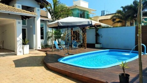 HOUSE WITH POOL SEASONAL LEASE IN BOMBINHAS-SC, UP TO 12 PEOPLE.
