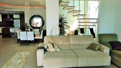 HOUSE WITH POOL SEASONAL LEASE IN BOMBINHAS-SC, UP TO 12 PEOPLE.