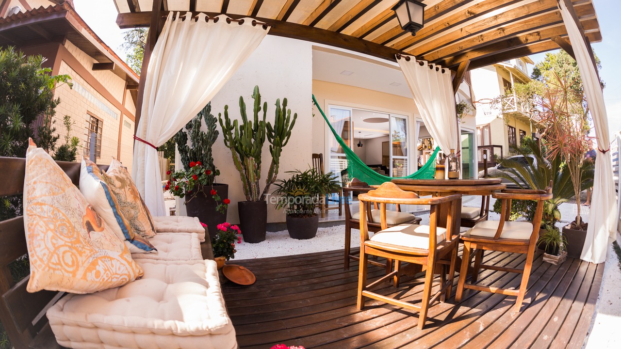Casa para alquiler de vacaciones em Palhoça (Guarda do Embaú)