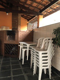 Beautiful, with pool, contact with nature and lake for fishing.