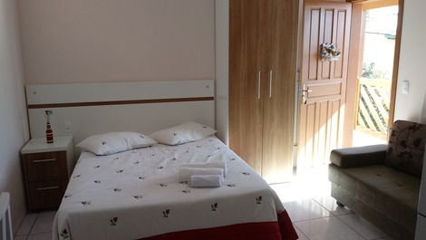 Cama box e roupeiro no espaço