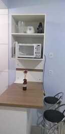 Móvel em cima balcão americano