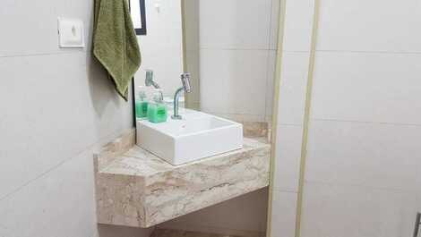  Banheiro com espelho