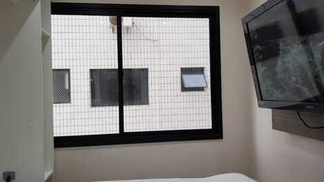 quarto com Tv, ar condicionado e armários