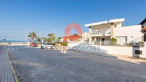 Beautiful house just steps from the sea...