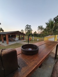 pia de apoio no deck da piscina, onde também é possível fazer churrasco com a churrasqueira portátil