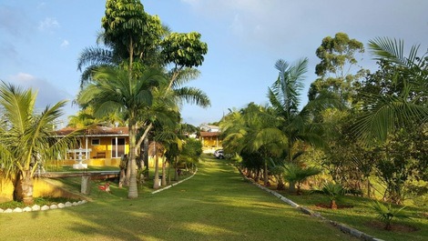 a esquerda a casa principal é ao fundo a casa do caseiro