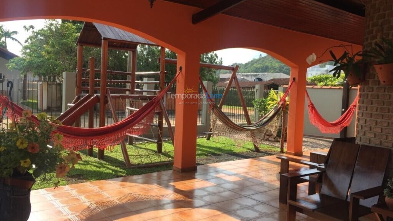 Casa para aluguel de temporada em Ubatuba (Praia das Toninhas)
