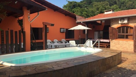 Excelente Casa para Temporada em Ubatuba - Piscina Churrasqueira WiFi