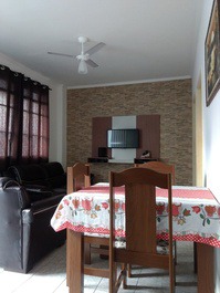 Sala com sofá e mesa de 4 lugares