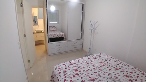 Armário e entrada banheiro da suite