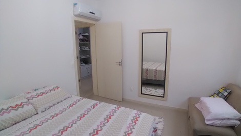 Quarto com cama box casal e sofá cama