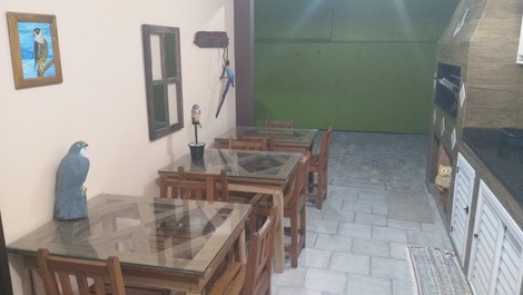 Cozinha compartilhada com mesas e cadeiras