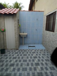 Banheiro externo e ducha 