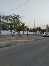 Pé na areia , saiu do condomínio está na praia 