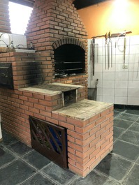 Beautiful, with pool, contact with nature and lake for fishing.