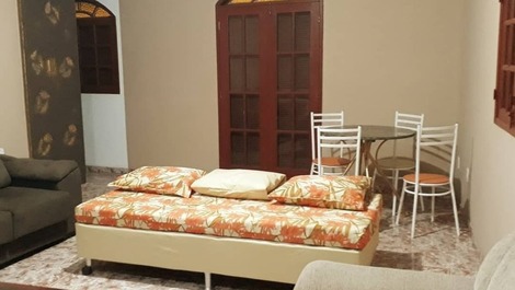 Sala com espaço para refeição. 