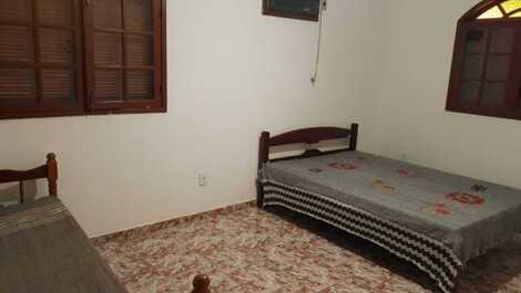 Quarto principal com Ar e ventilador de teto. 