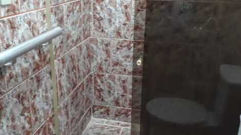 Banheiro com barra de apoio. 