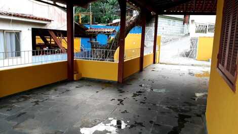 Entrada da casa garagem Ampla. 