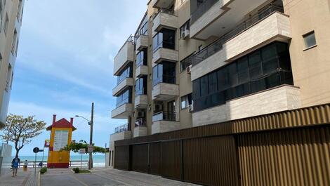 FRENTE AO MAR - 3 QUARTOS - NO CORAÇÃO DO BAIRRO MEIA PRAIA