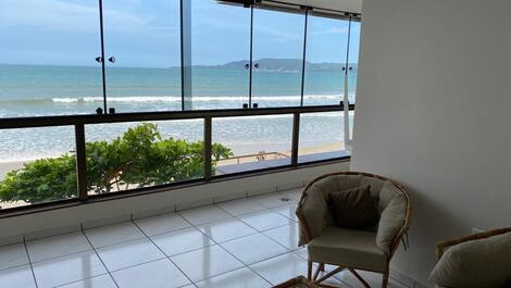 FRENTE AO MAR - 3 QUARTOS - NO CORAÇÃO DO BAIRRO MEIA PRAIA