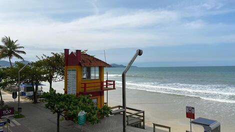 FRENTE AO MAR - 3 QUARTOS - NO CORAÇÃO DO BAIRRO MEIA PRAIA