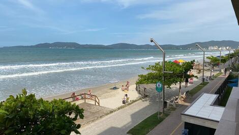 FRENTE AO MAR - 3 QUARTOS - NO CORAÇÃO DO BAIRRO MEIA PRAIA