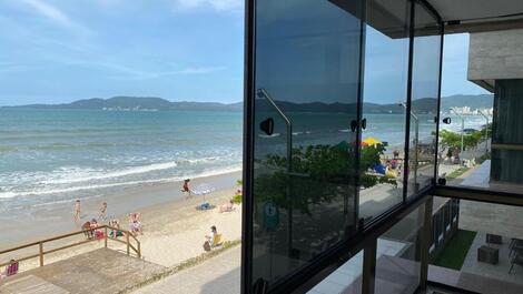 FRENTE AO MAR - 3 QUARTOS - NO CORAÇÃO DO BAIRRO MEIA PRAIA