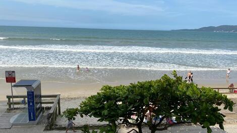 FRENTE AO MAR - 3 QUARTOS - NO CORAÇÃO DO BAIRRO MEIA PRAIA