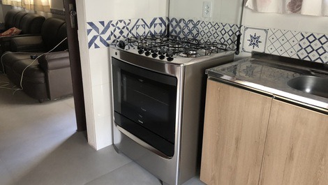 Cozinha com geladeira e fogão grandes da casa 1