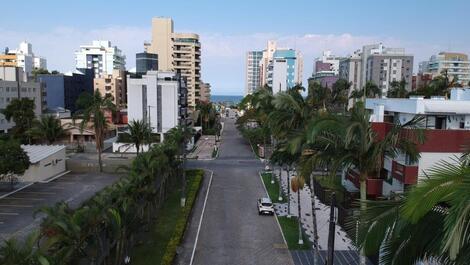 A cobertura fica apenas duas quadras do mar no Balneário de Caiobá.